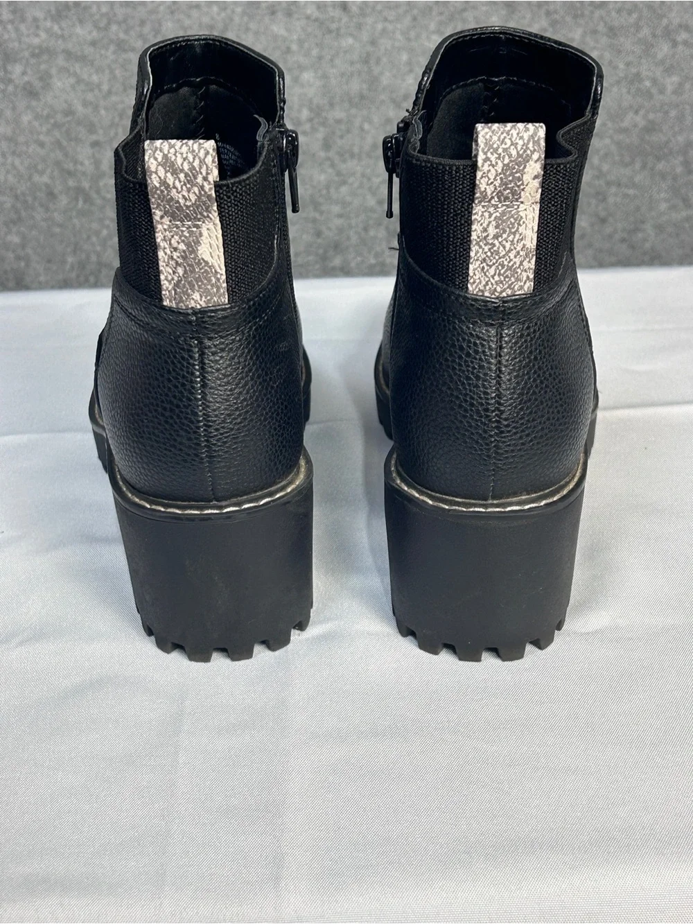 Universal Threads Women’s 8 Black Chelsea Boots Lug Sole Grunge Utilitarian Edgy